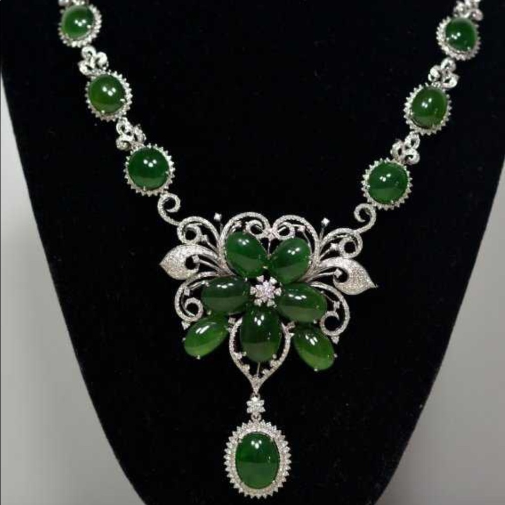 18 k gold Natural A jadite necklace with diamonds